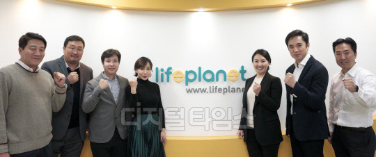 교보라이프플래닛과 앤드글로벌 관계자들이 업무협약식에서 기념촬영을 하고 있다. 교보라이프플래닛 제공.